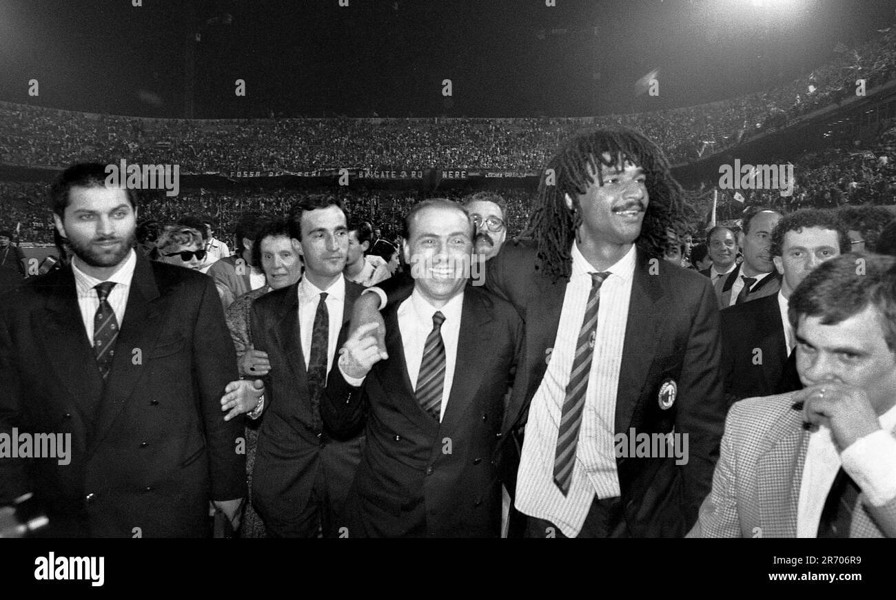 Repertorio fotografico, Italia. 30th giugno, 2023. **SPECIAL FEE** **SPECIAL FEE** LA SQUADRA DI CALCIO MILANESE vince LO SCUDETTO, FESTEGGIAMENTI A SAN SIRO, SILVIO BERLUSCONI, RUUD GULLIT ANNO 1988 (MILANO - 1988-05-15, FOTOGRAMMA MIMMO CARULLI) ps la foto è utilizzabile per il contesto in cui è stata scattata, E senza l'intento diffamatorio del decoro delle persone rappresentate solo uso Editoriale Credit: Independent Photo Agency/Alamy Live News Foto Stock