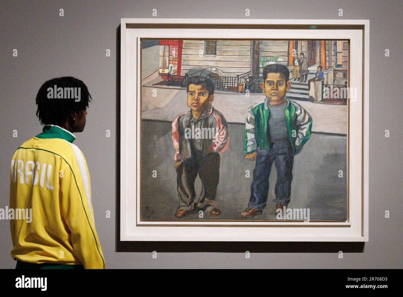 Una persona guarda i Puerto Rican Boys di Alice Neel sulla 108th Street, 1955, durante una chiamata fotografica per la nuova mostra Tate Modern di Londra che cattura il momento, che include opere di Andy Warhol, Picasso e Francis Bacon. Data immagine: Lunedì 12 giugno 2023. Foto Stock