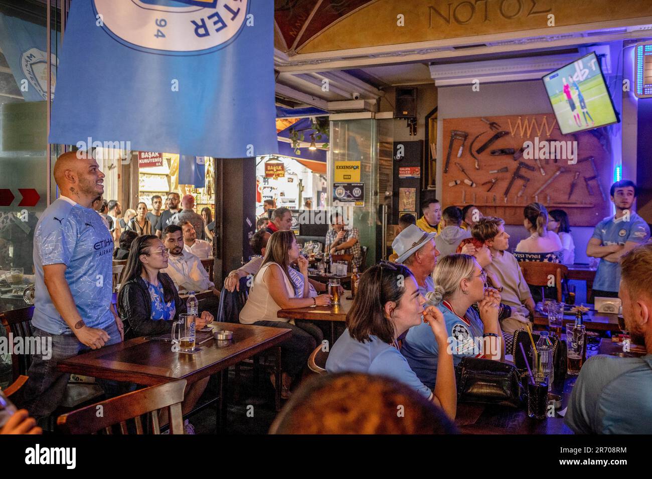 Istanbul, Turchia. 10th giugno, 2023. I fan di Manchester City hanno visto guardare la partita in diretta in TV. Sconfiggere l'Inter Milan 1-0 allo Stadio Olimpico di Atatürk durante la partita della UEFA Champions League Cup, Manchester City ha vinto la Champions League Cup e i tifosi inglesi hanno festeggiato a Istanbul Taksim Square. (Foto di Osman Sadi Temizel/SOPA Images/Sipa USA) Credit: Sipa USA/Alamy Live News Foto Stock