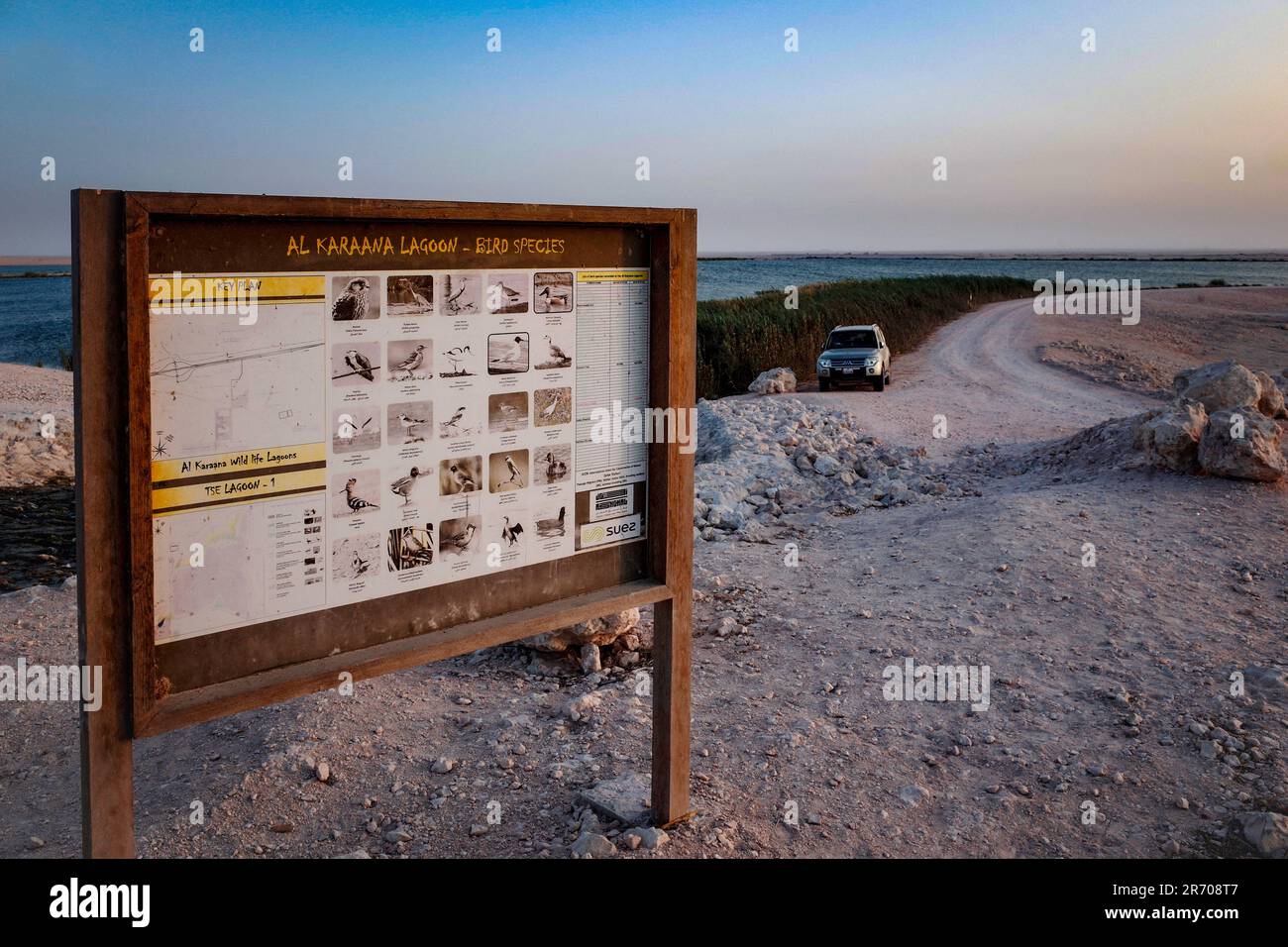Un cartello informativo sulla spiaggia. Al Karaana Lagoon, Doha, Qatar. Foto Stock