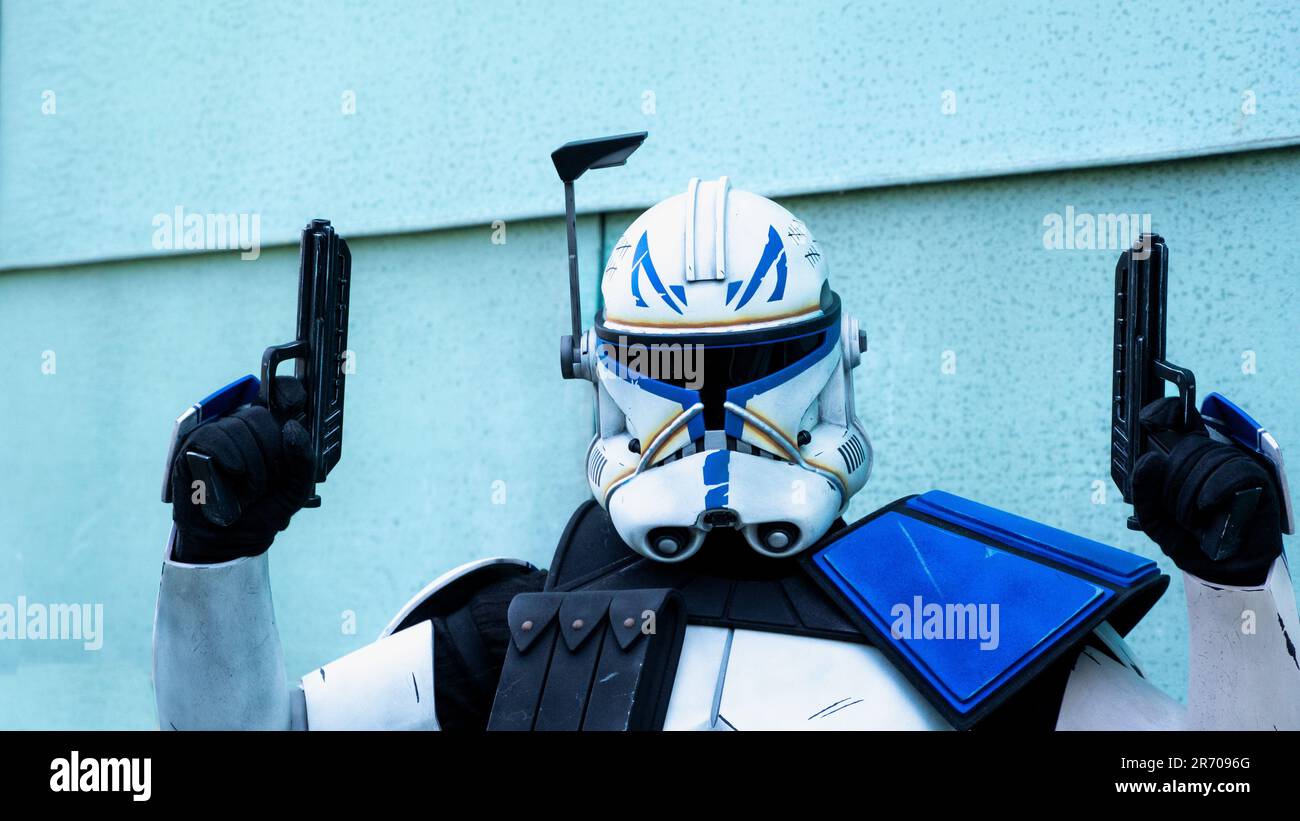 HARROGATE, REGNO UNITO - 3 GIUGNO 2023. Un cosplayer maschile vestito come Captain Rex della serie di film Star Wars Clone Wars in un comic con britannico Foto Stock