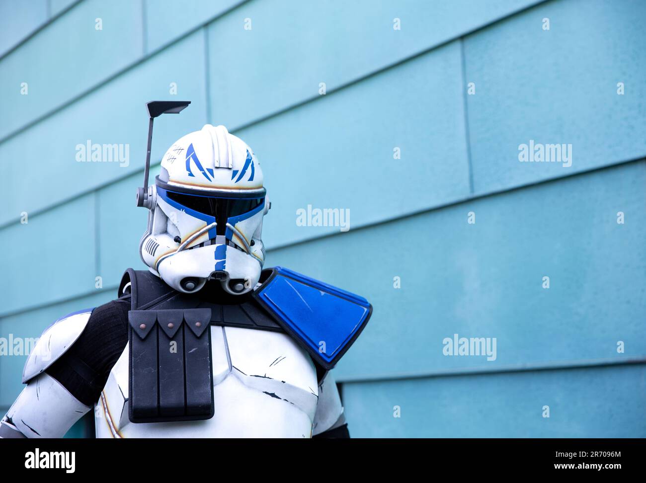 HARROGATE, REGNO UNITO - 3 GIUGNO 2023. Un cosplayer maschile vestito come Captain Rex della serie di film Star Wars Clone Wars in un comic con britannico Foto Stock