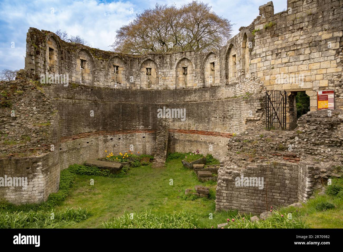 Vista interna della Torre Multangular nei Giardini del Museo, il miglior esempio di resti romani in piedi a York, visto contro un cielo blu. Foto Stock