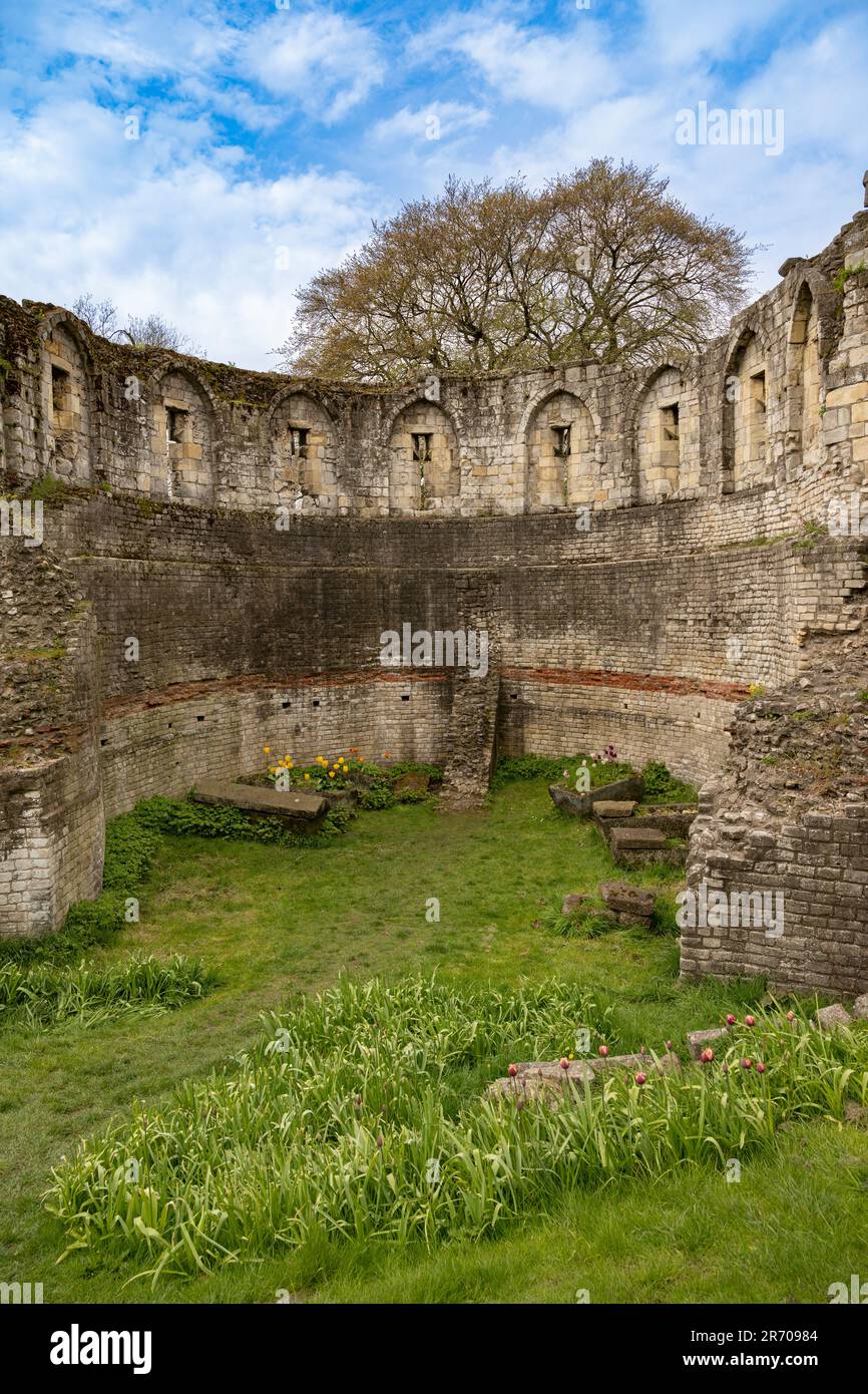 Vista interna della Torre Multangular nei Giardini del Museo, il miglior esempio di resti romani in piedi a York, visto contro un cielo blu. Foto Stock