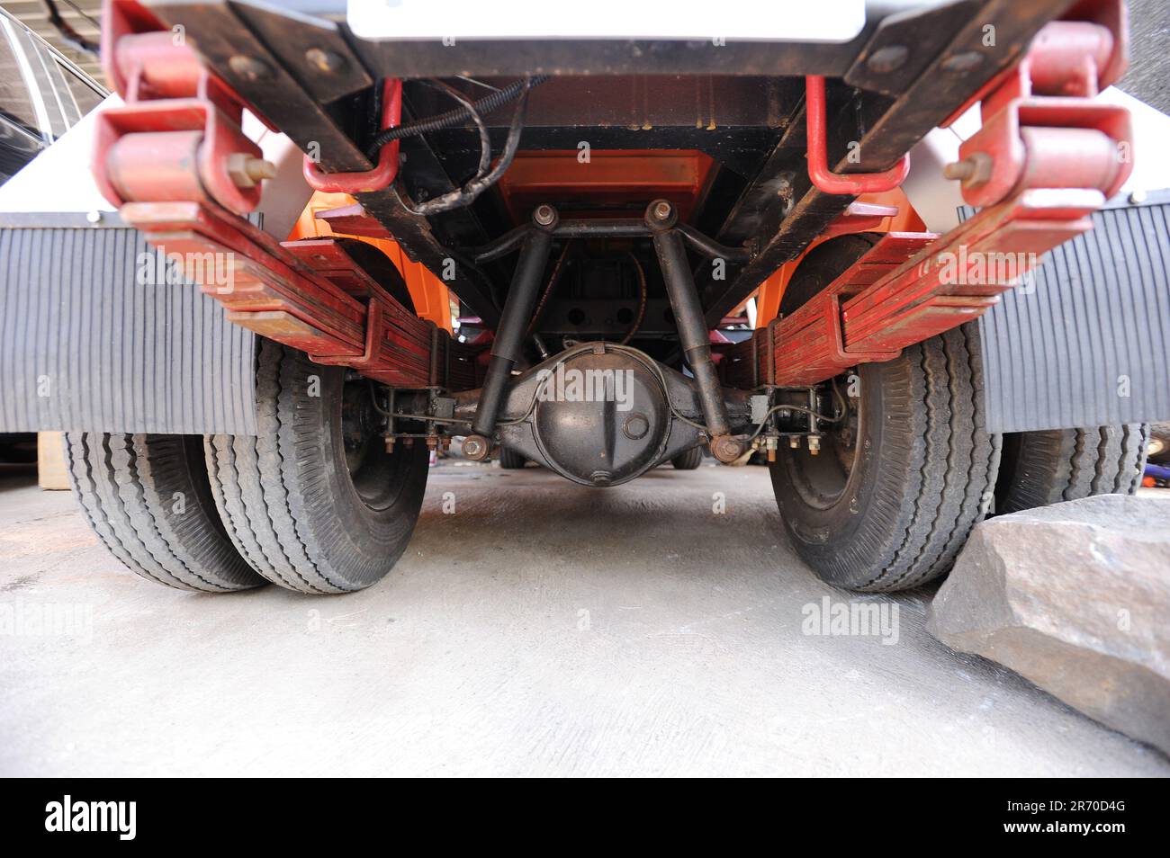 10 giugno 2023, Kulonprogo, Yogyakarta, Indonesia: Un camion passa davanti a un camion reale in un villaggio di un residente a Kulonprogo, Yogyakarta, il 12 giugno 2023. Il carrello utilizza un motore motociclistico modificato. Il carrello giocattolo ha un design simile a quello di un camion in generale, ma ha dimensioni molto più piccole con funzioni di avanzamento, arretramento e sollevamento dietro il letto. Un giovane di nome Imam, il proprietario di Rimbono Garage, ha detto che lo scopo di fare il mini camion era inizialmente solo per soddisfare le richieste dei fan sui social media. perché prima di fare macchine giocattolo, il corpo del camion è stato puramente fatto a mano f Foto Stock