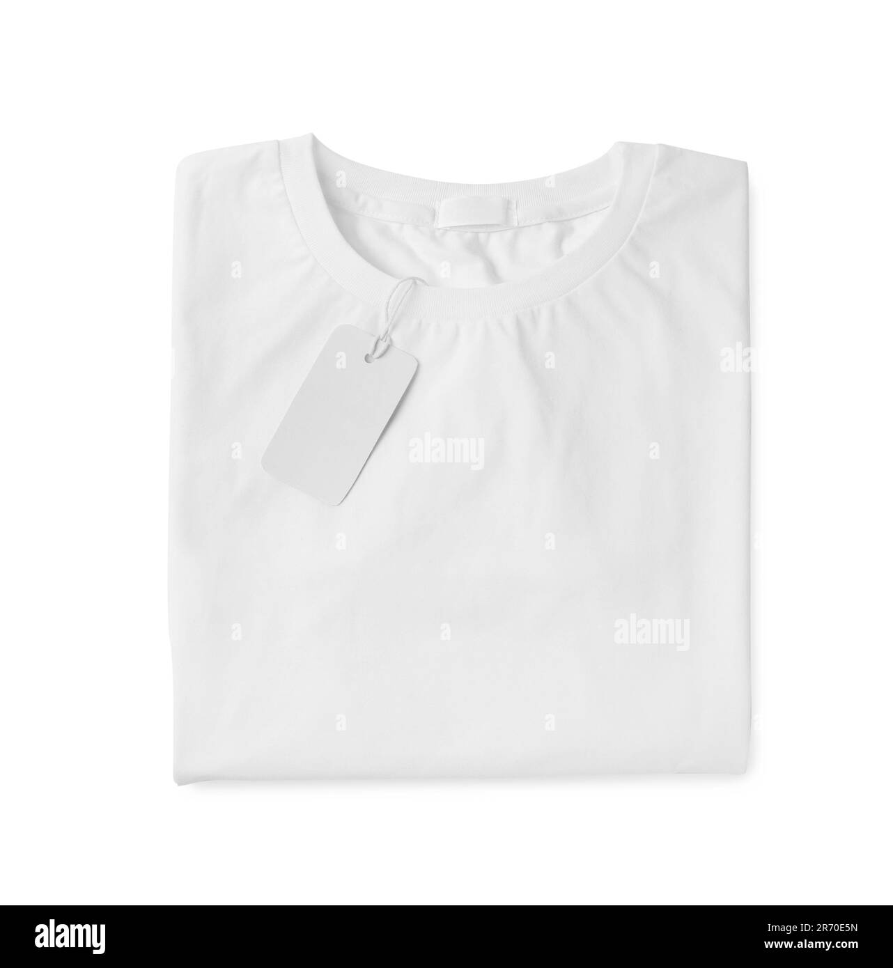 Elegante T-shirt con etichetta isolata sul bianco, vista dall'alto Foto Stock