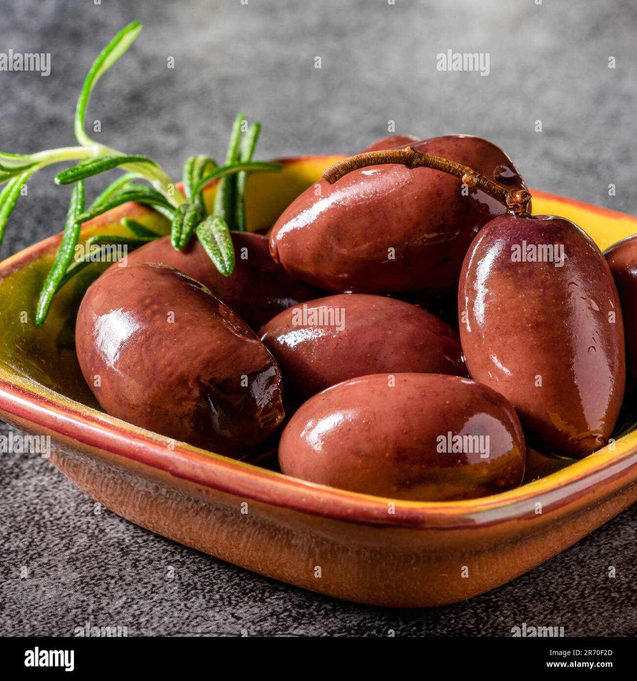 Olive greche in una ciotola. Sopra, scatto macro. Foto Stock