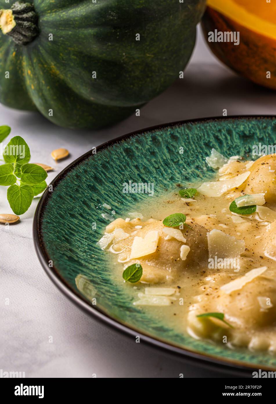 Zucca invernale cotta e ravioli al formaggio. Scatto macro. Foto Stock