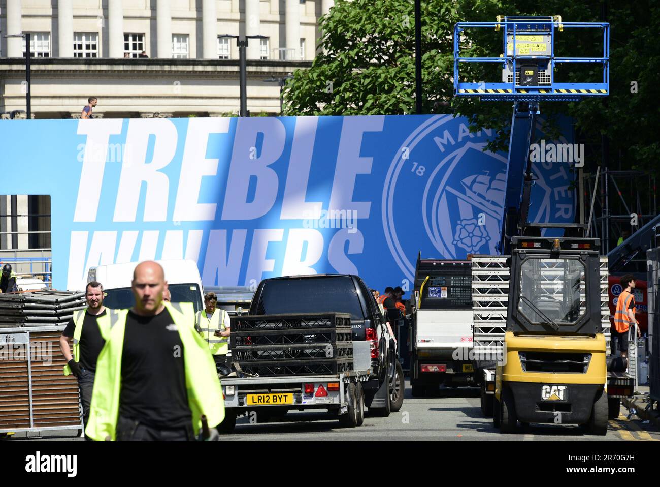 Manchester, Regno Unito. 12th giugno, 2023. Il Manchester City Football Club si prepara a celebrare il palcoscenico dopo una parata in autobus scoperto nel centro di Manchester, nel Regno Unito, per segnare il successo della vittoria degli alti: La Premier League, la fa Cup e la Champions League. Il sabato Man City ha battuto l'Inter Milan a Istanbul per assicurarsi la vittoria della Champions League. La sfilata di autobus scoperti attraverserà il centro di Manchester e ci si aspetta che grandi folle rallegrino la vittoria della squadra. Credit: Terry Waller/Alamy Live News Foto Stock