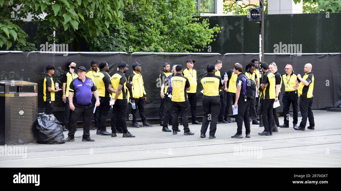 Manchester, Regno Unito. 12th giugno, 2023. Il personale di supporto di Showsec si riunisce al mattino per prepararsi. Il Manchester City Football Club si prepara a celebrare il palcoscenico dopo una parata in autobus scoperto nel centro di Manchester, nel Regno Unito, per segnare il successo della vittoria degli alti: La Premier League, la fa Cup e la Champions League. Il sabato Man City ha battuto l'Inter Milan a Istanbul per assicurarsi la vittoria della Champions League. La sfilata di autobus scoperti attraverserà il centro di Manchester e ci si aspetta che grandi folle rallegrino la vittoria della squadra. Credit: Terry Waller/Alamy Live News Foto Stock