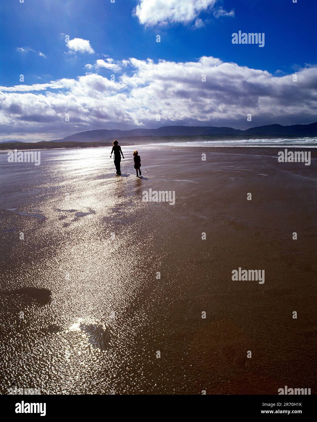 Madre e figlia camminano sul Tramore Strand Ardara, Contea di Donegal, Irlanda Foto Stock