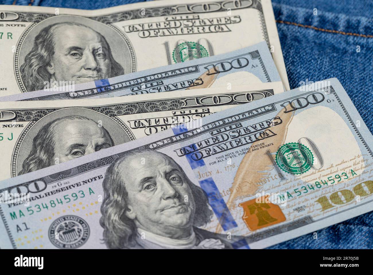 Contanti American cento dollari fatture giacendo nella tasca dei jeans, dollari americani primo piano Foto Stock