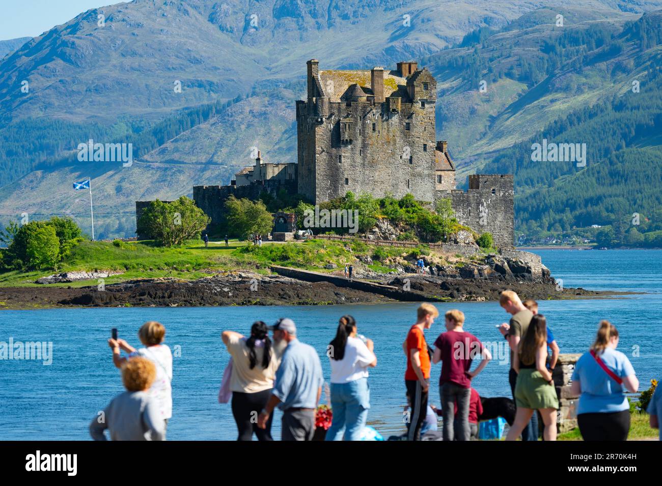 Vista dei turisti che visitano il castello di Eilean Donan a Highland, Scozia, Regno Unito Foto Stock