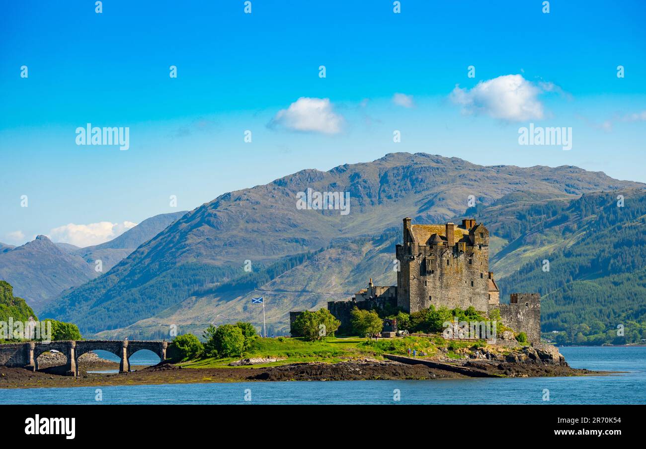 Vista del castello di Eilean Donan a Highland, Scozia, Regno Unito Foto Stock