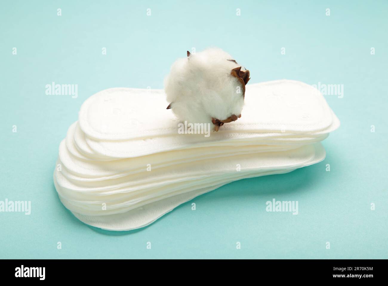 Tamponi sanitari in cotone su fondo menta. Vista dall'alto Foto Stock
