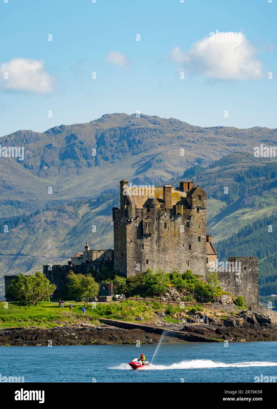 Vista del castello di Eilean Donan a Highland, Scozia, Regno Unito Foto Stock