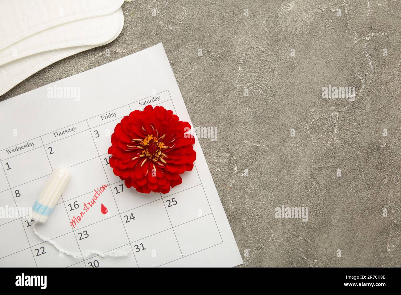 Calendario mestruale con tamponi e tamponi in cotone. Giorni critici per le donne, protezione dell'igiene delle donne. Vista dall'alto Foto Stock