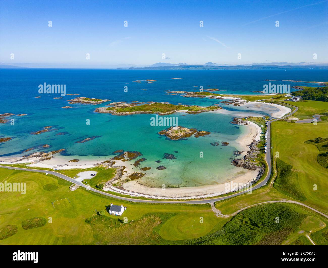 Vista aerea dal drone di Traigh Beach, una delle Silver Sands di Morar a Lochaber, Highlands scozzesi, Scozia, Regno Unito Foto Stock