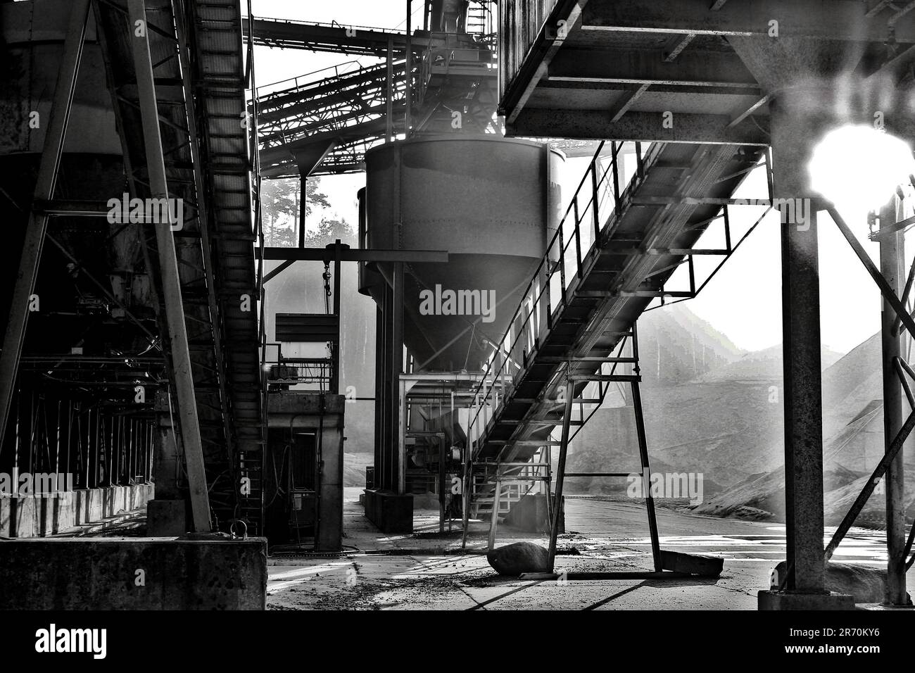 silo e nastro trasportatore in una miniera industriale Foto Stock