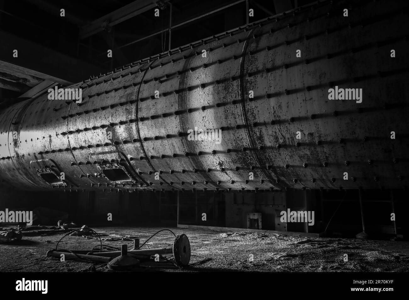 vecchia turbina arrugginita in un vecchio impianto industriale Foto Stock