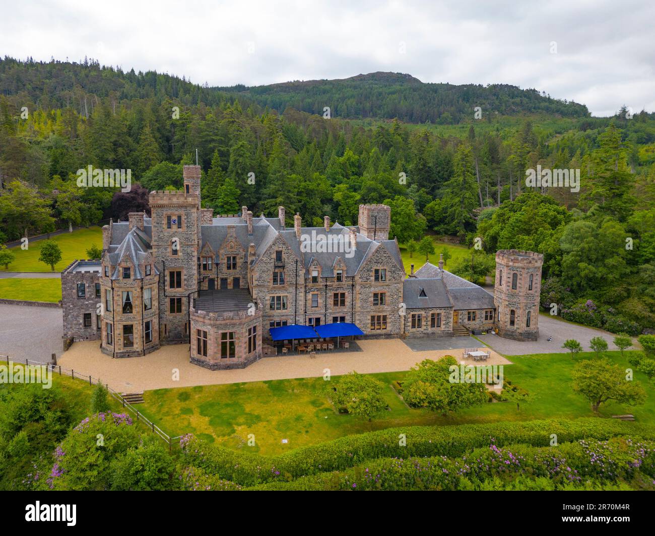 Vista aerea dal drone del Castello di Duncraig sul Loch Carron a Plockton, Wester Ross, Scozia, Regno Unito Foto Stock