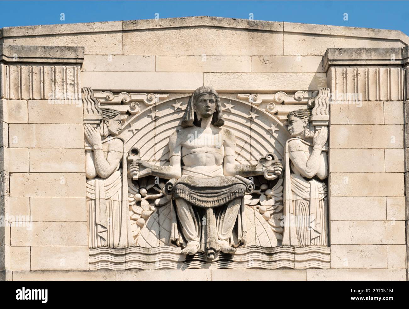 Vista dettagliata dell'edificio della biblioteca di Sheffield City che mostra la scultura scolpita di Alfred e William Tory Foto Stock