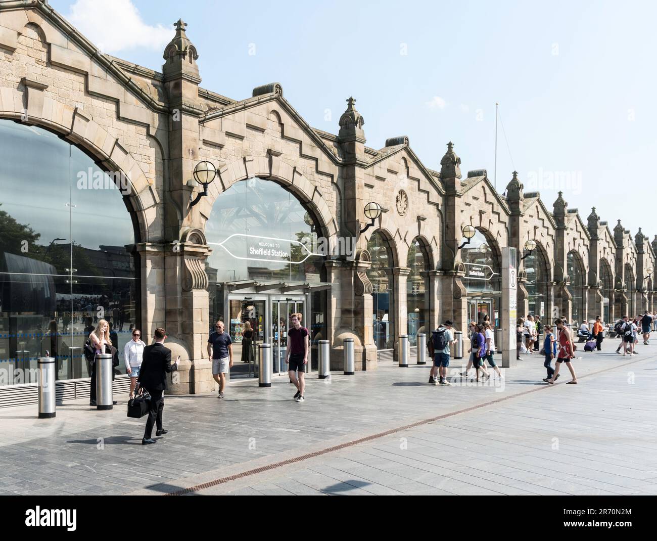 Passeggeri fuori dalla stazione ferroviaria di Sheffield, Inghilterra, Regno Unito Foto Stock