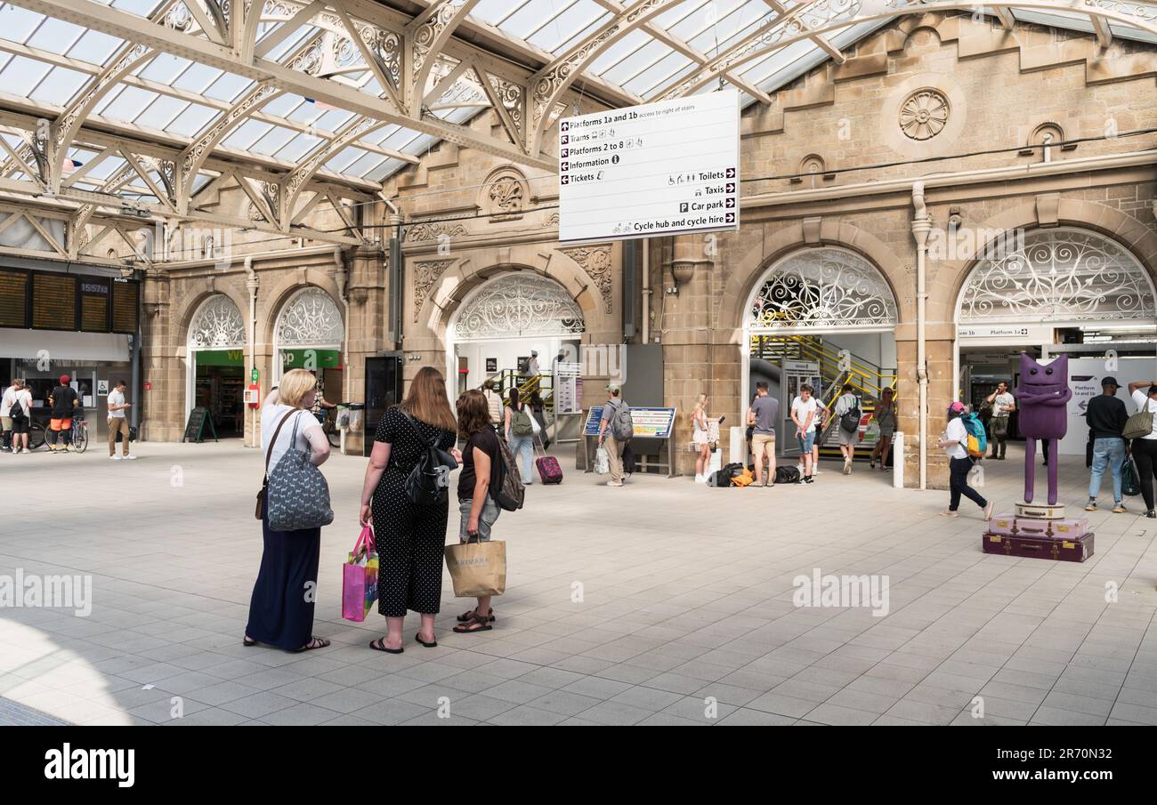 Passeggeri nell'atrio della stazione ferroviaria di Sheffield, Inghilterra, Regno Unito Foto Stock