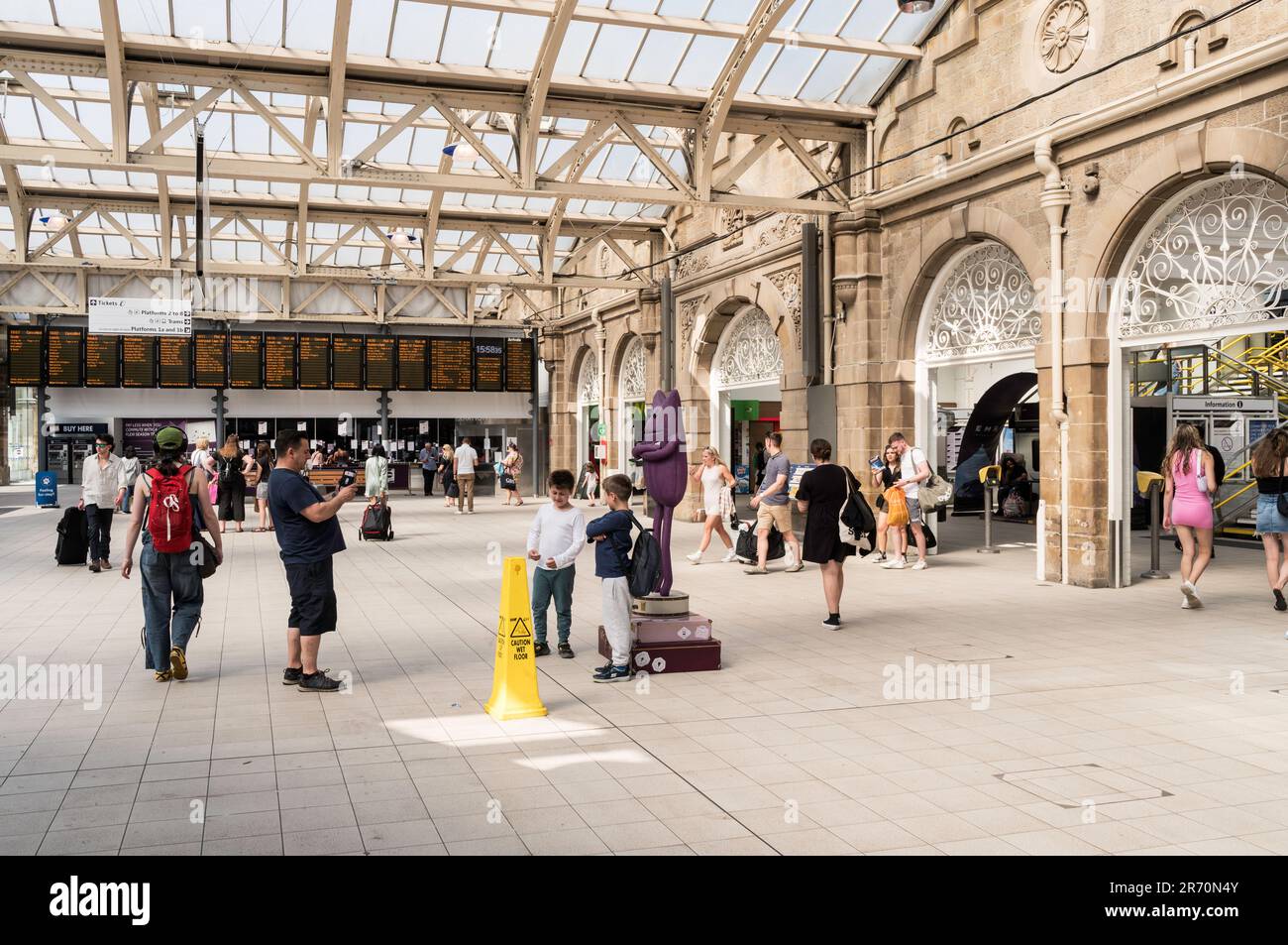 Passeggeri nell'atrio della stazione ferroviaria di Sheffield, Inghilterra, Regno Unito Foto Stock