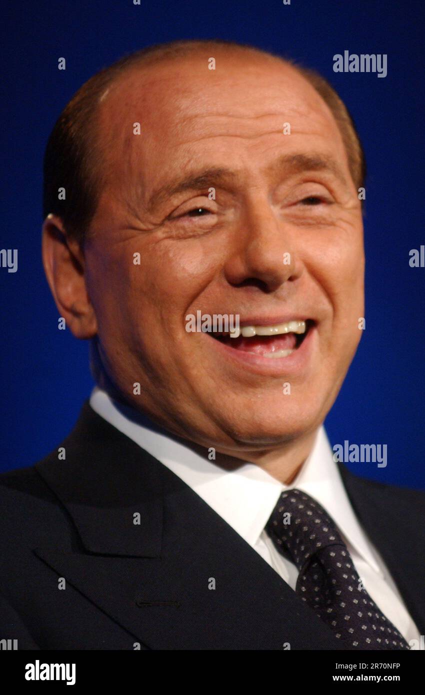 **FILE PHOTO** Silvio Berlusconi è morto. Washington, DC - 19 maggio 2004 -- il primo ministro italiano Silvio Berlusconi appare alla 16th cena annuale di Gala ai figli d'Italia a Washington, DC il 19 maggio 2004. Credito: Ron Sachs - piscina via CNP. /MediaPunch Foto Stock **FILE PHOTO** Silvio Berlusconi è morto. Washington, DC - 19 maggio 2004 -- il primo ministro italiano Silvio Berlusconi appare alla 16th cena annuale di Gala ai figli d'Italia a Washington, DC il 19 maggio 2004. Credito: Ron Sachs - piscina via CNP. /MediaPunch Foto Stock