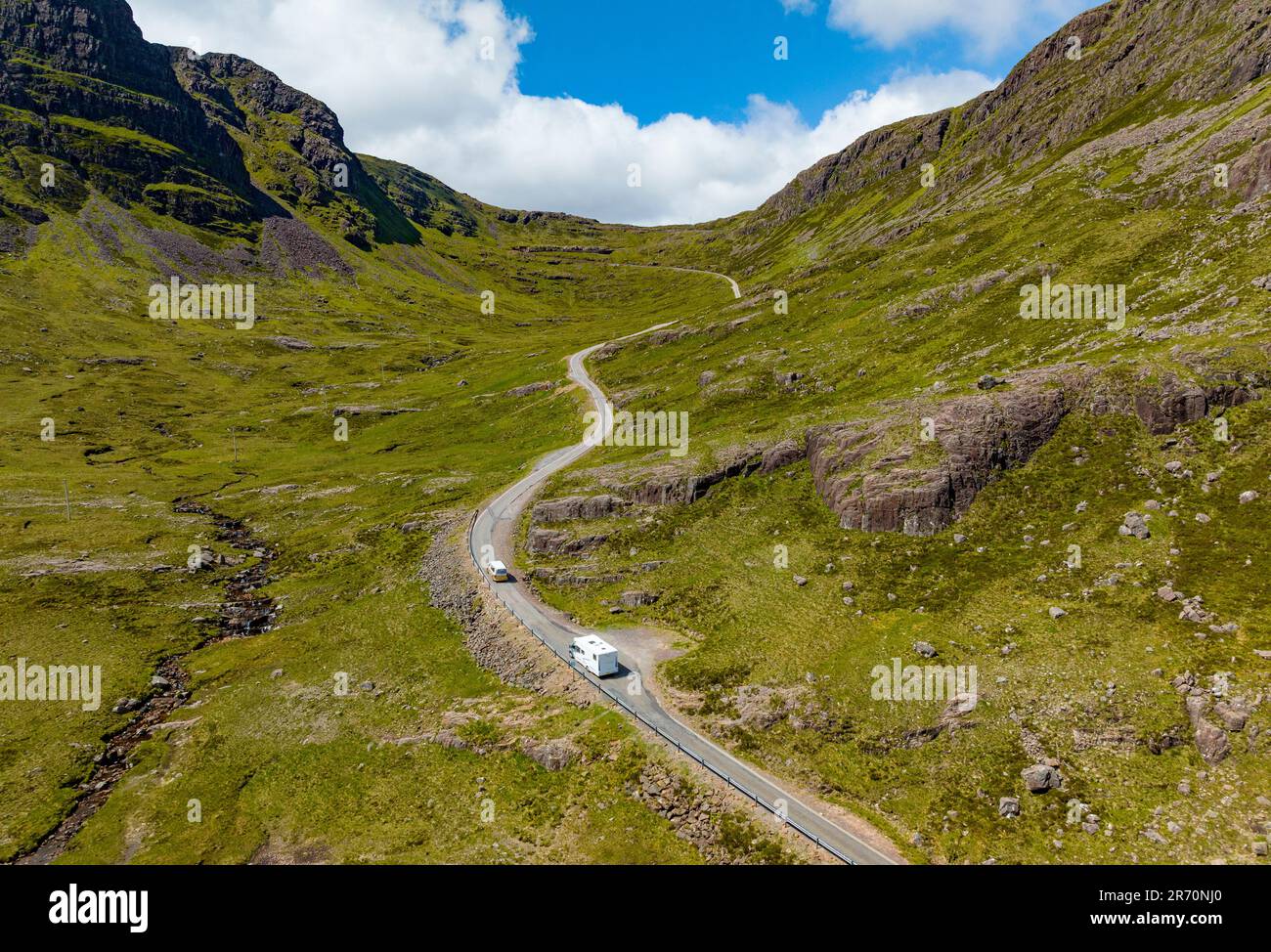 Veduta aerea della strada a binario singolo che attraversa il passo di Bealach na Bà sulla penisola di Applecross, Wester Ross, Highland, Scozia, Regno Unito Foto Stock