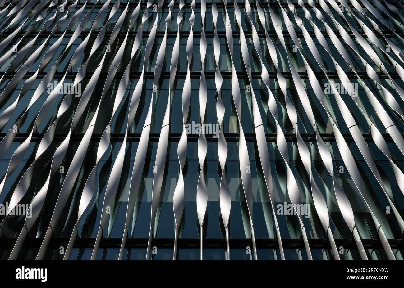 Londra, Regno Unito: Il Monument Building si trova accanto al monumento commemorativo. Dettaglio architettonico della parte anteriore dell'edificio. Guardando in alto. Foto Stock