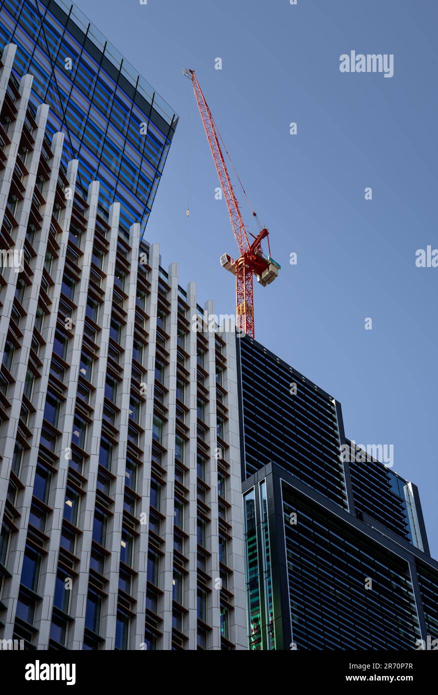 Londra, Regno Unito: Gru rossa in cima a 40 Leadenhall Street o stanza London, un grattacielo attualmente in costruzione nella City di Londra. Foto Stock