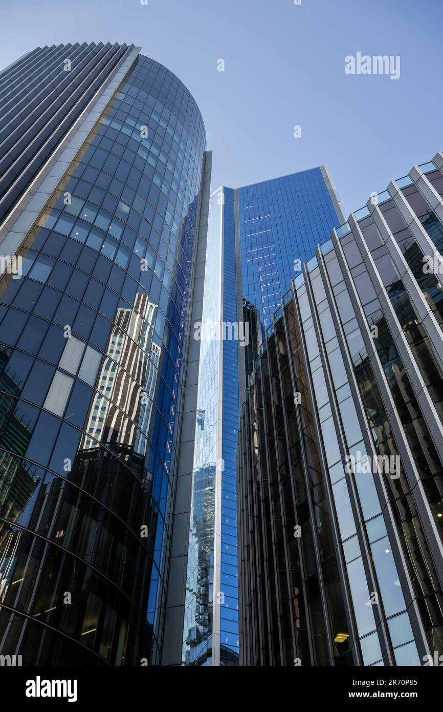 Grattacieli nella città di Londra, Regno Unito. L'edificio Willis Towers Watson è in primo piano e lo Scalpel è dietro. Vista da Fenchurch Avenue. Foto Stock