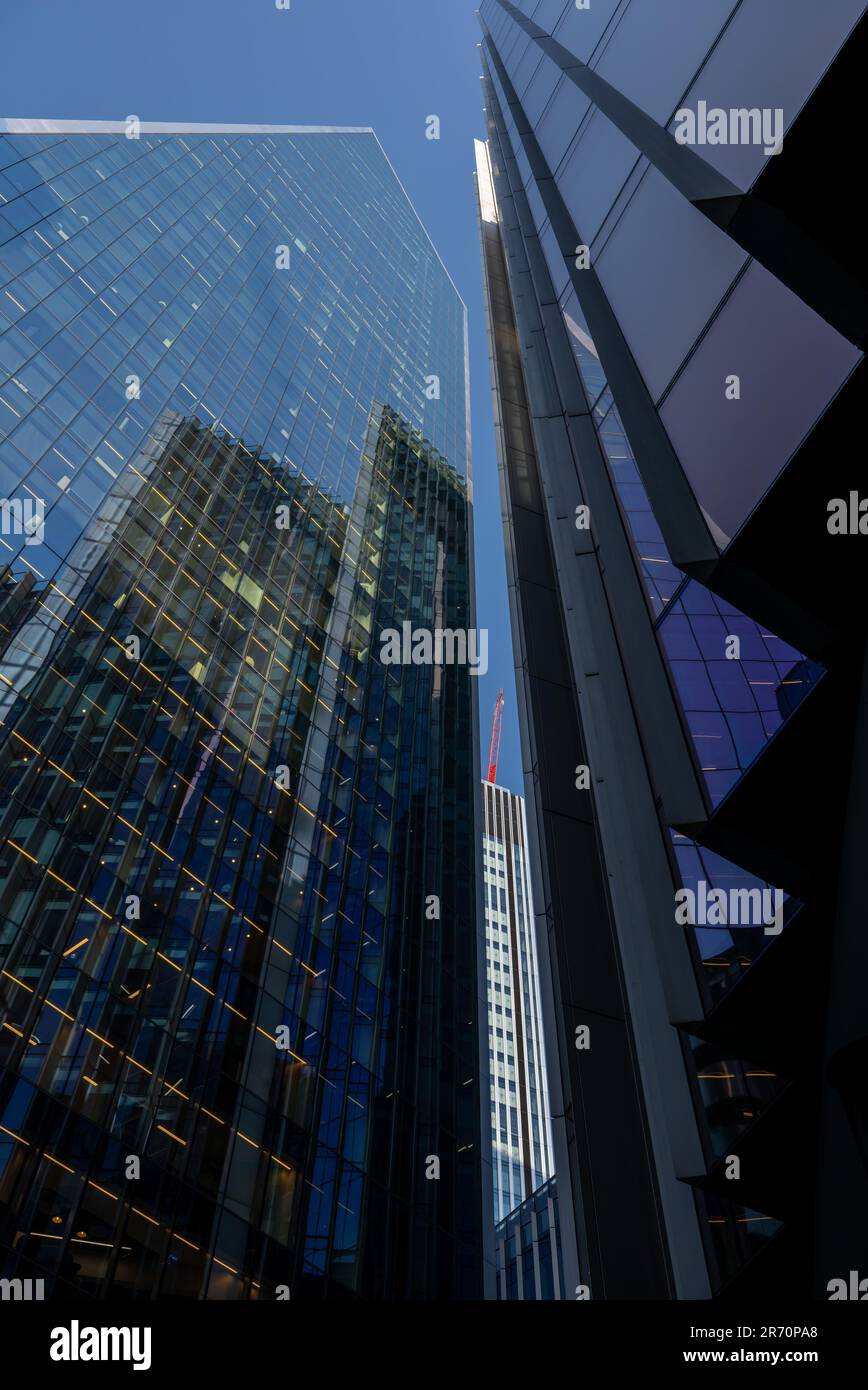 Londra, Regno Unito: Guardando verso i grattacieli della City of London. Lo Scalpel (a sinistra), l'edificio Willis Towers Watson (a destra) e 40 Leadenhall Street (GAP). Foto Stock