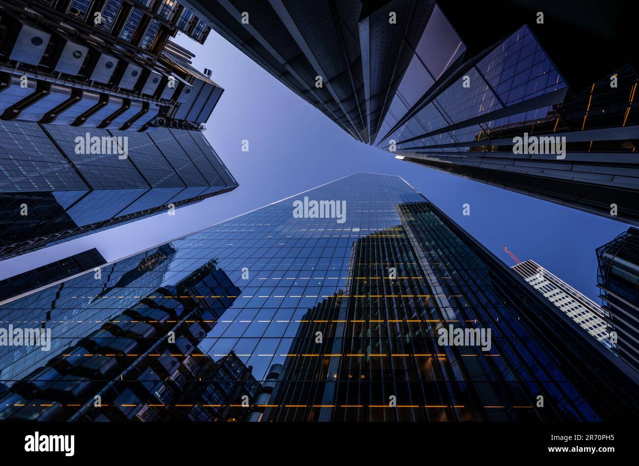 Grattacieli nella città di Londra, Regno Unito. Lo Scalpel (davanti), l'edificio Willis Towers Watson (in alto a destra) con l'edificio Lloyds e il Cheesegrater (a sinistra) Foto Stock
