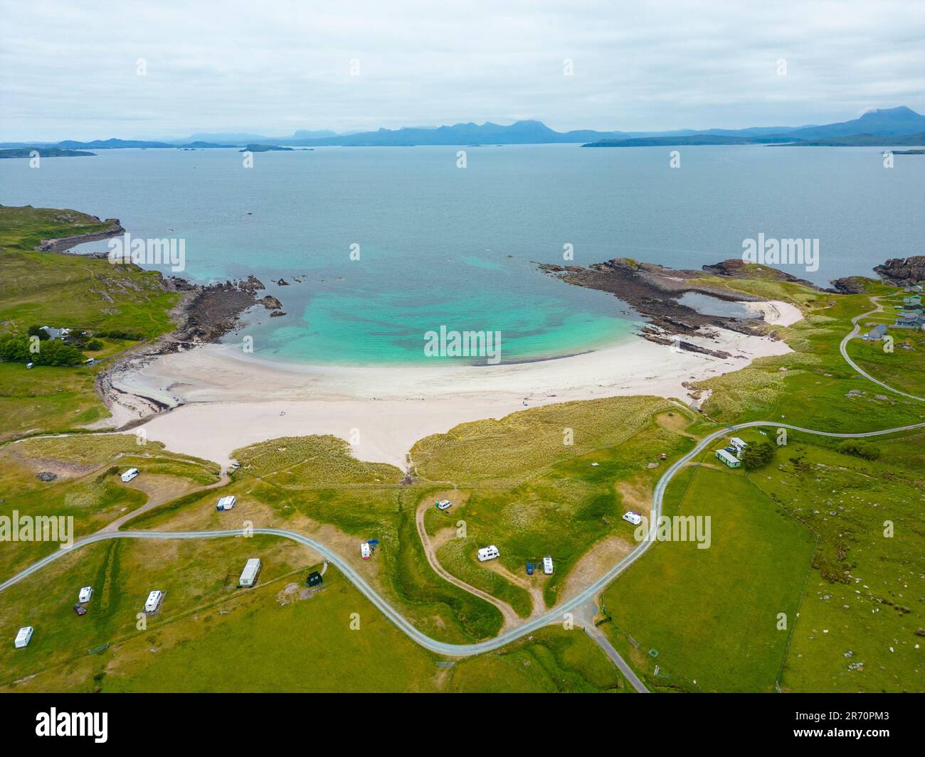 Vista aerea della spiaggia di Mellon Udrigle sulla baia di Gruinard a Wester Ross, Scozia, Regno Unito Foto Stock