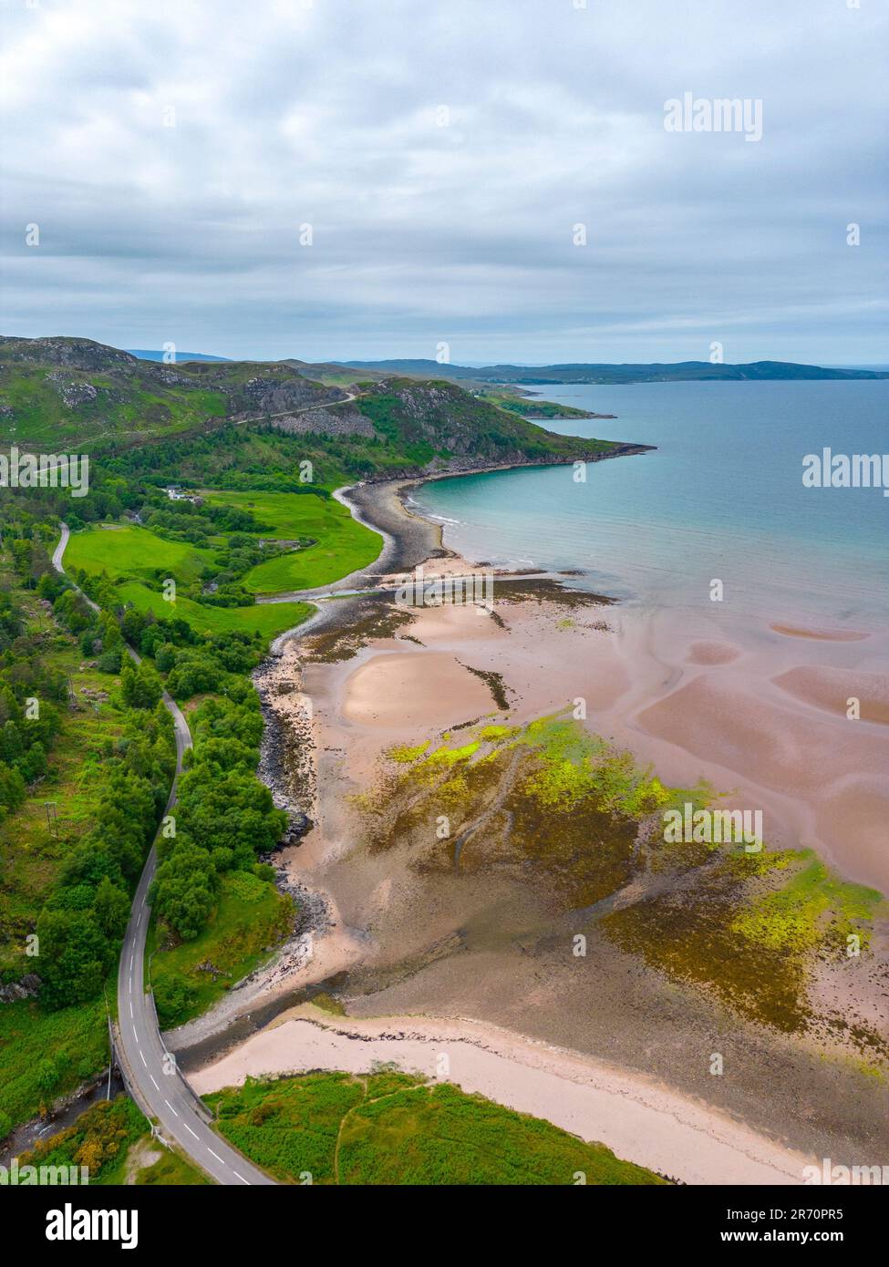 Vista aerea della costa di Gruinard Bay a Wester Ross, Scozia, Regno Unito Foto Stock