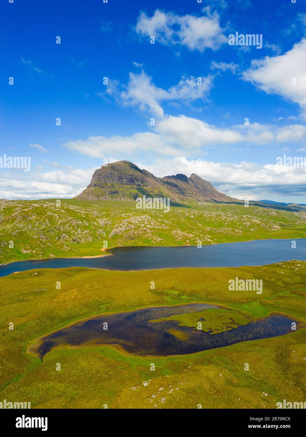 Vista aerea del monte Suilven ad Assynt-Coigach, Highlands scozzesi, Scozia, Regno Unito Foto Stock