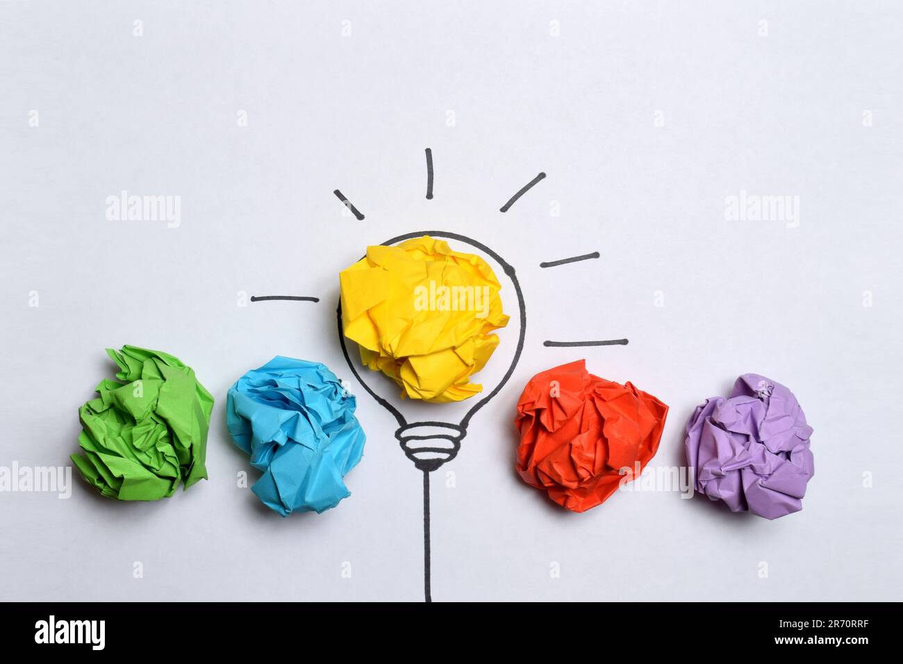 Concetto carta sgualcita lampadina metafora per la buona idea Foto Stock