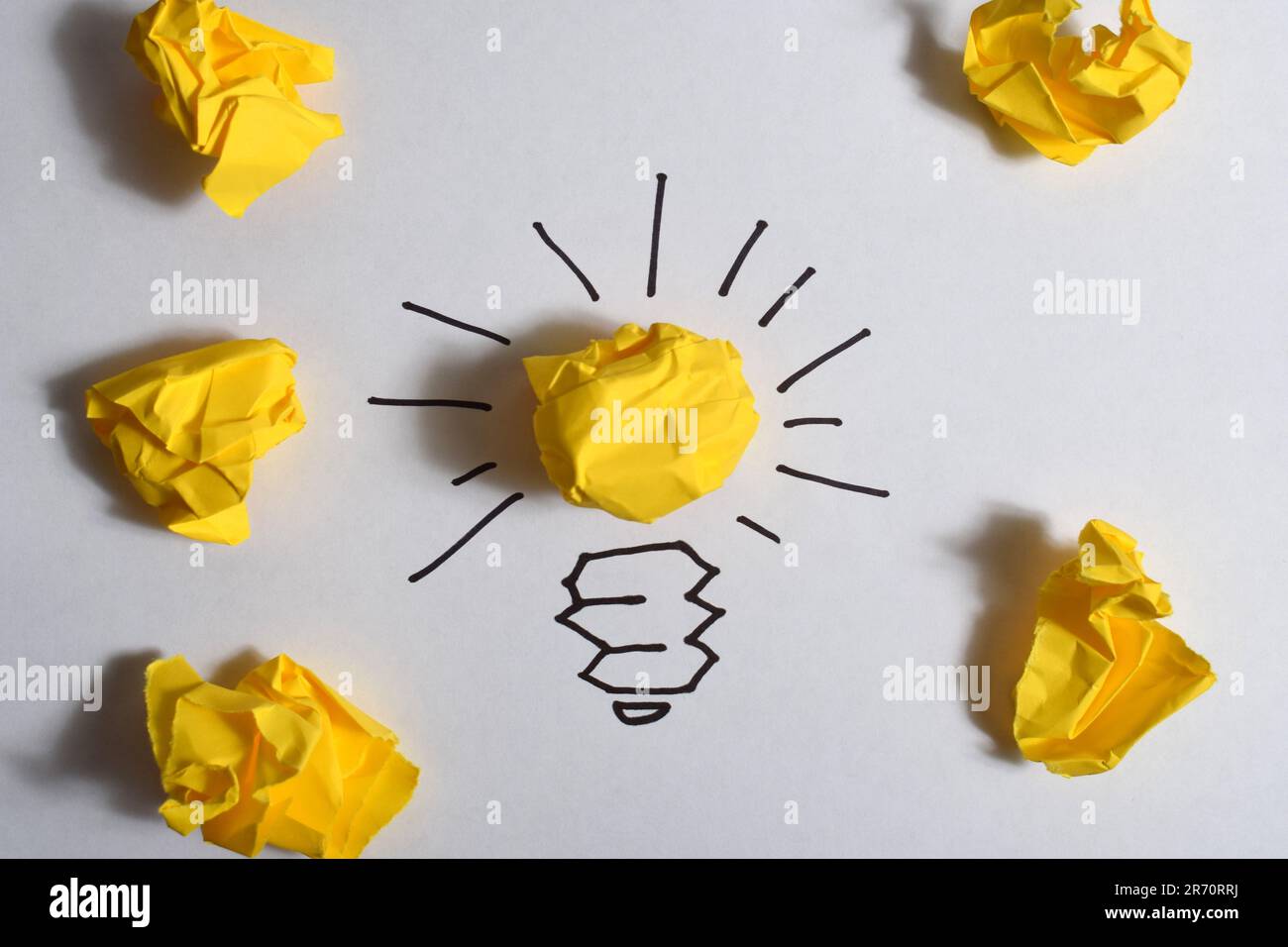 Concetto carta sgualcita lampadina metafora per la buona idea Foto Stock