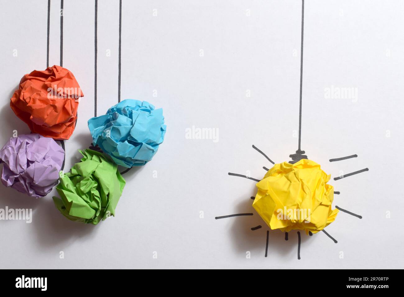 Concetto carta sgualcita lampadina metafora per la buona idea Foto Stock
