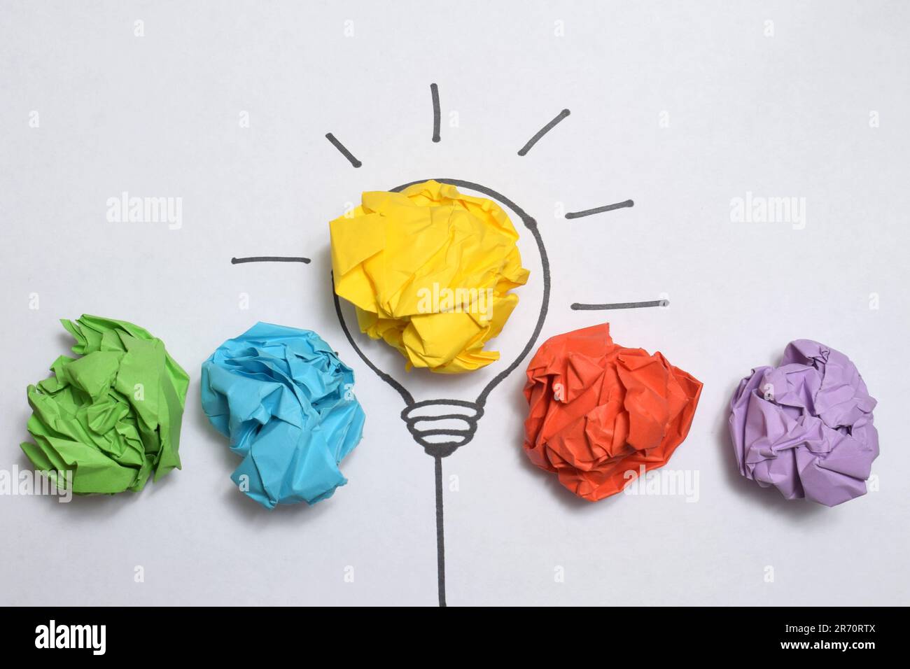 Concetto carta sgualcita lampadina metafora per la buona idea Foto Stock