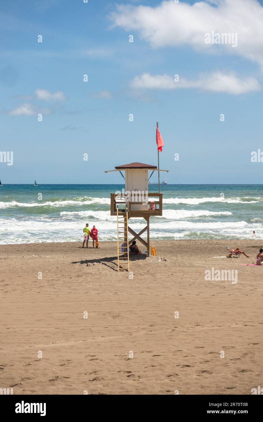 Spiaggia con torre di guardia Lifeguard a la Carihuela, Torremolinos, Costa del sol, Spagna. Foto Stock