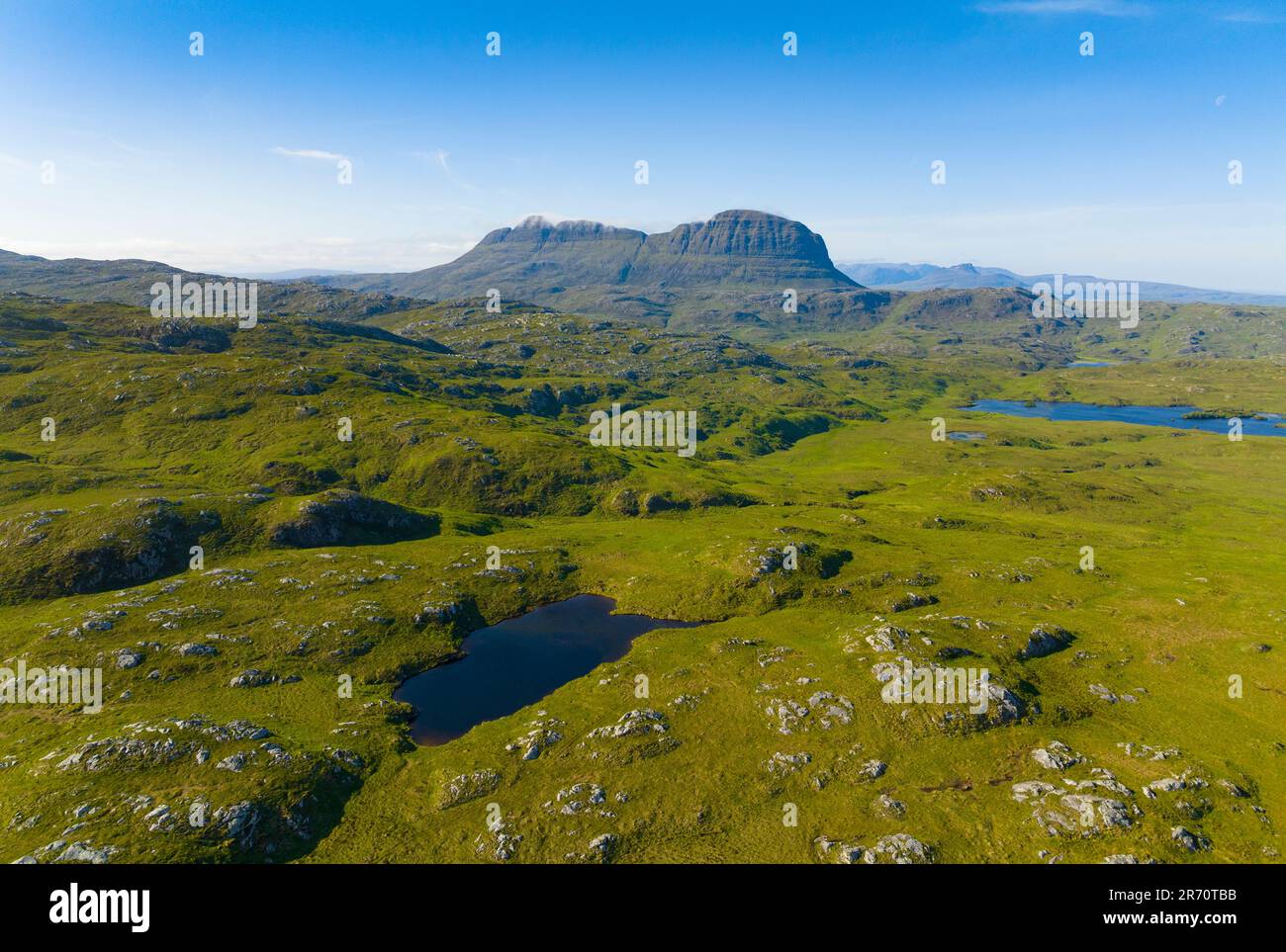 Veduta aerea del paesaggio che circonda la montagna di Suilven ad Assynt-Coigach, Highlands scozzesi, Scozia, Regno Unito Foto Stock