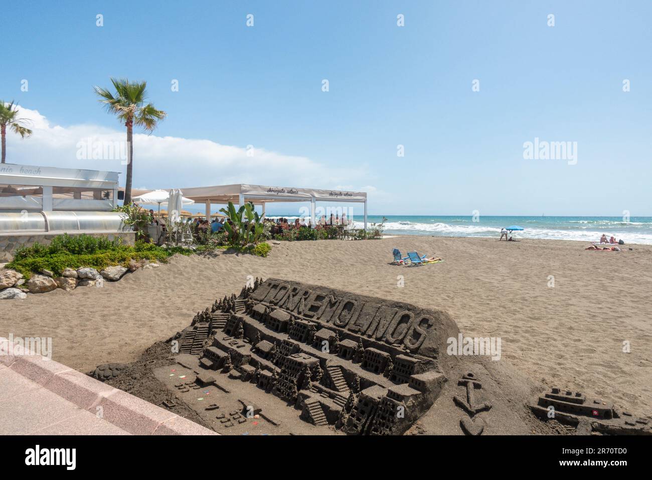 Torremolinos, Spiaggia con lettini e ombrelloni, la Carihuela, Costa del sol, Spagna. Foto Stock