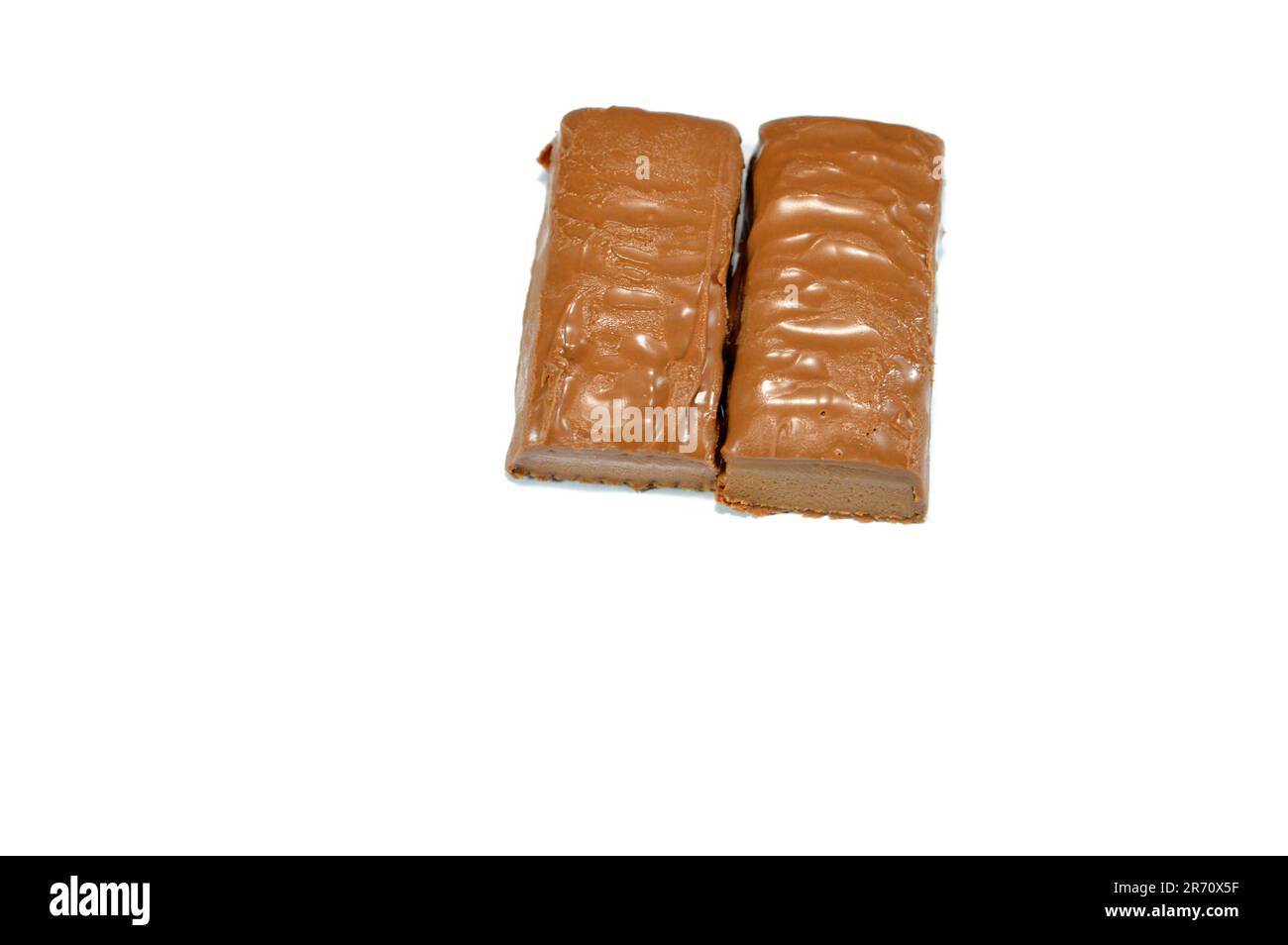 Barra di caramello al cioccolato, una deliziosa fusione di arachidi croccanti, caramello dolce e un centro cremoso, il tutto rivestito in cioccolato al latte liscio, fuoco selettivo Foto Stock
