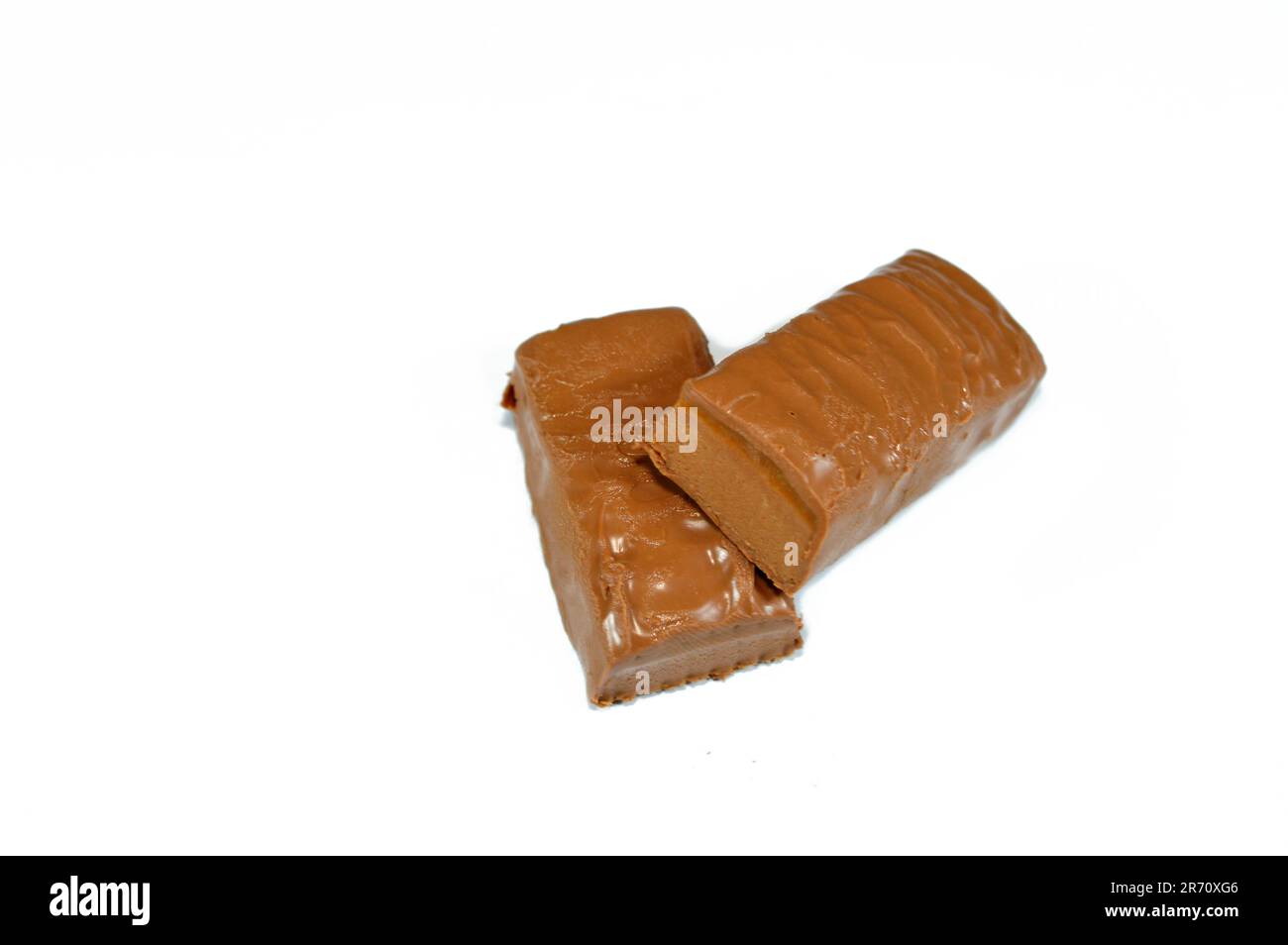 Barra di caramello al cioccolato, una deliziosa fusione di arachidi croccanti, caramello dolce e un centro cremoso, il tutto rivestito in cioccolato al latte liscio, fuoco selettivo Foto Stock