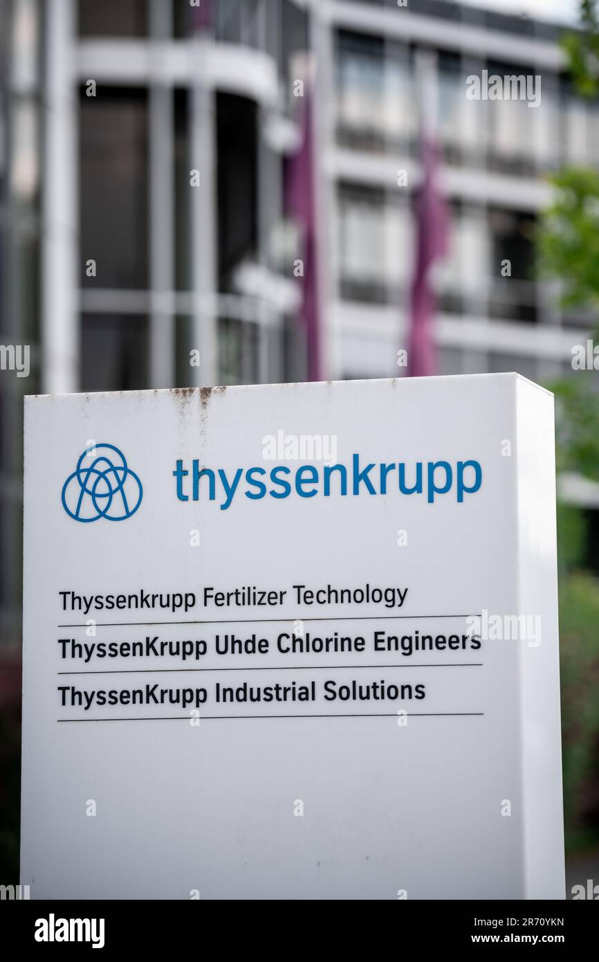 12 giugno 2023, Renania settentrionale-Vestfalia, Dortmund: Un cartello fuori dalla sede centrale di Dortmund recita "ThyssenKrupp". ThyssenKrupp progetta IPO della controllata di idrogeno Nucera prima dell'estate. Foto: Fabian Strauch/dpa Foto Stock