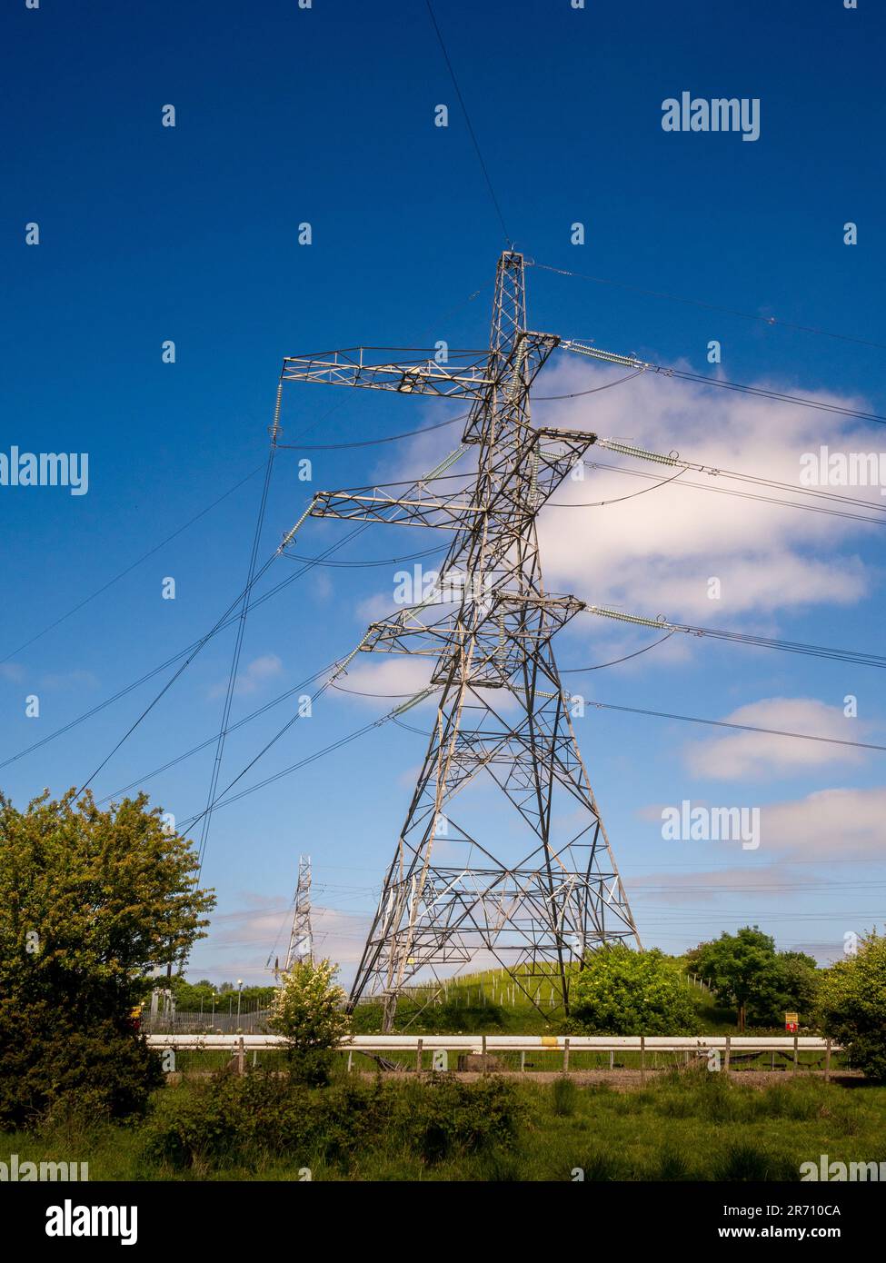 Pilone elettrico e linee elettriche aeree presso la sottostazione National Grid Salthome di Stockton-on-Tees, vista contro un cielo blu. REGNO UNITO. Foto Stock